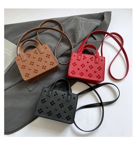 Détails des mini sacs à rivets en marron, rouge et noir avec ornements floraux