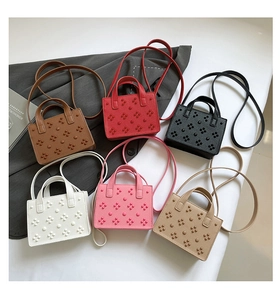 Gros plan de mini sacs à rivets en six couleurs sur fond de blazer élégant