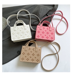 Trois mini sacs bandoulière cloutés en crème, rose et kaki avec texture grainée