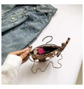 Detail einer Mini-Tasche mit Leopardenmuster, Rundgriff und Metallkette