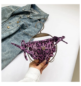 Detail der lila Leoparden-Bikinihose mit Schmetterlingsschnalle und Schnürung