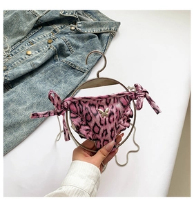 Detailansicht der pinkfarbenen Mini-Tasche mit Leopardenmuster und Metall-Schmetterling