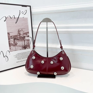Sac Hobo En Cuir PU Pour Femmes Sac Bandoulière Croissant Tendance Avec Gros Rivets Métalliques Argentés Style Punk De Niche