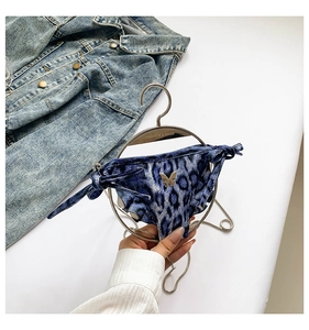 Detailansicht der blauen Bikinihose mit Leopardenmuster, Goldschnalle und Seitenbändern