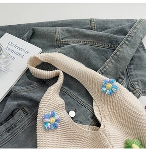 Détail du sac à bandoulière en tricot avec fleurs 3D au crochet et boucle en métal