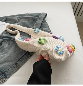 Détail du sac à bandoulière en maille crème avec des fleurs au crochet 3D multicolores