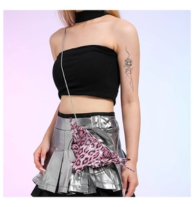 Detail der pinkfarbenen Bikini-Minitasche mit Leopardenmuster und Metallschmetterling
