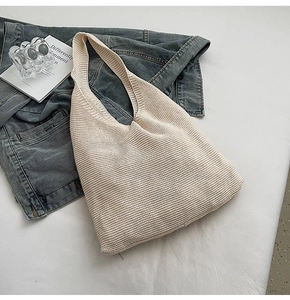 Gros plan sur la texture délicate du tricot et le tissage en coton beige du sac