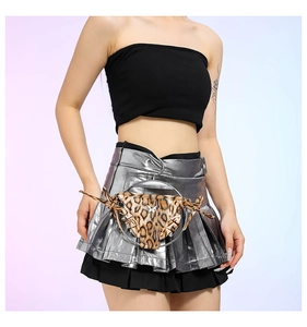 Detail der Bikinihose mit Leopardenmuster und Seitenschleifen an einem Silbermetallring