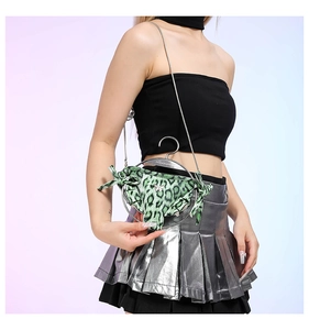 Detail der grünen Mini-Tasche im Bikini-Stil mit Leopardenmuster, Silberfalter und Kette