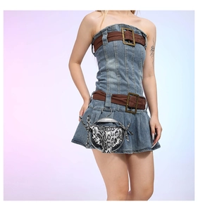 Detail eines hellblauen Denim-Schlauchkleides mit braunen Gürteln und Leoparden-Minitasche