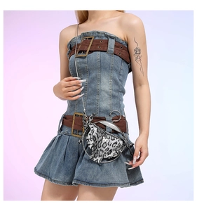 Detail der trendigen Mini-Kettentasche mit Leopardenmuster und Falten-Jeanskleid