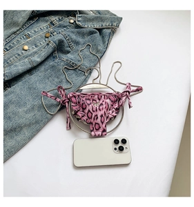 Detailansicht der pinkfarbenen Leoparden-Münztasche in Bikini-Form mit Schmetterling