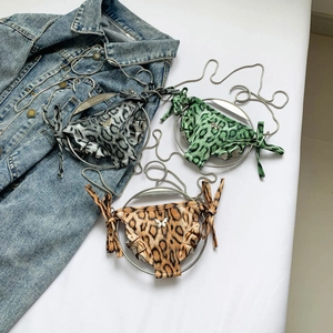 Dreiteiliges Bikini-Set mit Leopardenmuster, Metall-Schmetterling und Rüschenkanten