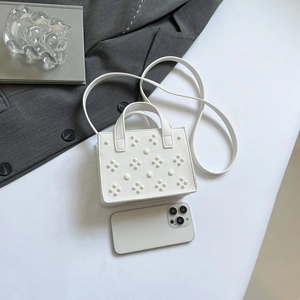 Petit sac à main blanc clouté en cuir texturé avec bandoulière et poignée