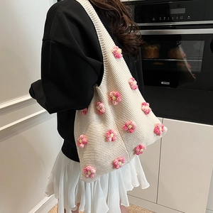 Sac à épaule minimaliste en tricot blanc crème avec fleurs 3D au crochet pour femme