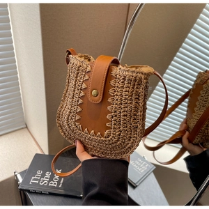 Sac bandoulière en paille d'été avec rabat en cuir marron et boucle dorée rétro