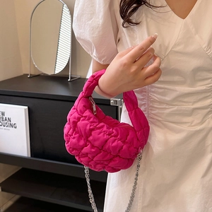 Bolso nube rosa en tejido acolchado con asa superior y cadena metálica plateada