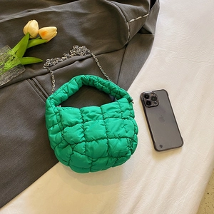 Bolso de nube acolchado verde brillante con correa de cadena plateada y asa superior