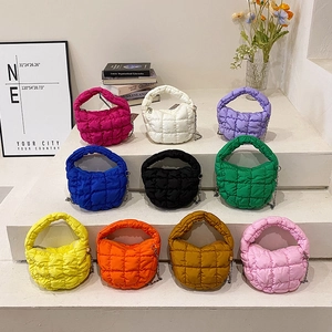 Bolso de mano acolchado tipo nube en colores vibrantes con asa gruesa y cadena metálica