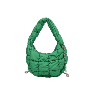Bolso nube acolchado verde vibrante con textura suave y una fina cadena de metal