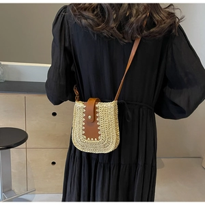 Sac bandoulière en paille avec rabat en cuir marron et bouton pression métallique