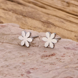 Boucles d'oreilles marguerite en acier inoxydable poli au design minimaliste à six pétales
