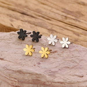 Trois paires de boucles d'oreilles marguerites en acier inoxydable noir, doré et argenté