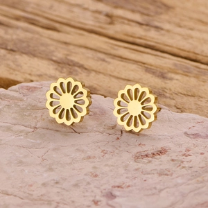 Détail de boucles d'oreilles fleurs évidées plaquées or 18k sur pierre minérale