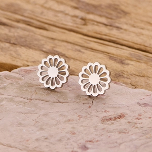 Boucles d'oreilles fleurs en acier inoxydable 18k avec motif marguerite creuse argentée