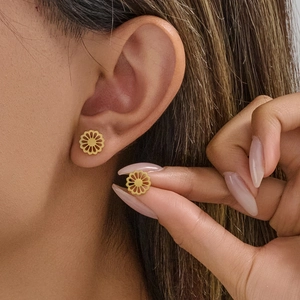 Élégantes boucles d'oreilles fleurs ajourées dorées pour femmes avec motif marguerite