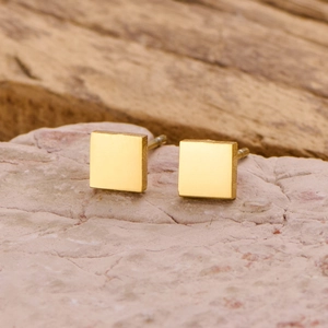 Gros plan de boucles d'oreilles carrées 5mm en or mat sur pierre rose