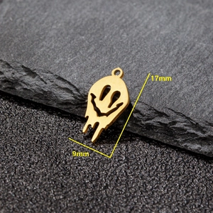 Pendentif smiley fondu doré en acier inoxydable aux dimensions de 17mm x 9mm