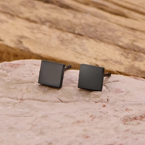 Macro de boucles d'oreilles carrées de 5 mm en acier inoxydable noir mat sur pierre