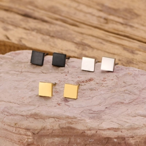 Lot de trois puces d'oreilles carrées minimalistes en acier inoxydable noir, argent et or