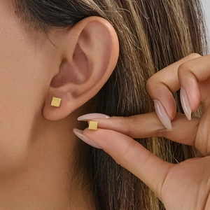 Boucles d'oreilles carrées géométriques minimalistes 5mm en or mat sur le lobe