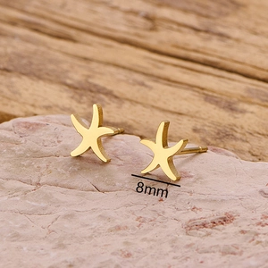 Minimalist 8mm gold starfish earrings made of stainless steel for a summer beach look