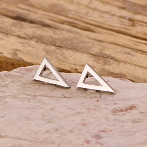 Boucles d'oreilles triangles creux en acier inoxydable avec émail blanc de style moderne