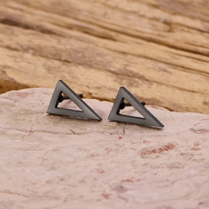 Boucles d'oreilles triangles évidés noir mat sur un support en pierre rose élégant