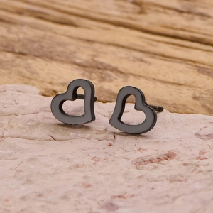 Vue macro de boucles d'oreilles cœur creuses noir mat dans un style minimaliste