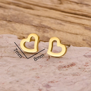 Boucles d'oreilles cœur minimalistes plaqué or 18K avec coupe irrégulière 7x8mm