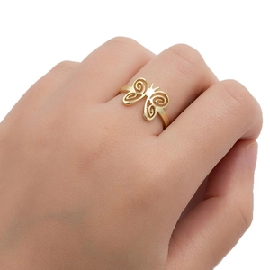 Bague papillon dorée minimaliste pour femme en acier inoxydable, portée sur la main