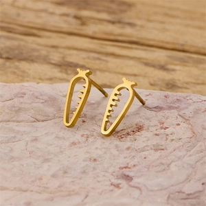 Vue détaillée de boucles d'oreilles carottes en acier doré sur pierre rose