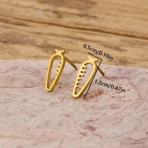 Boucles d'oreilles carotte en acier doré au design évidé, taille 1,2 cm sur 0,5 cm