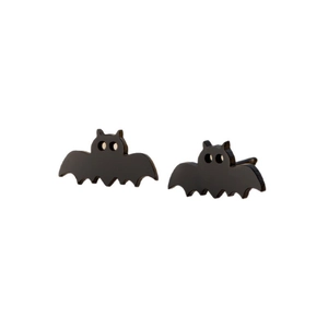 Boucles d'oreilles chauve-souris en acier inoxydable noir mat, bijoux d'Halloween sur fond blanc