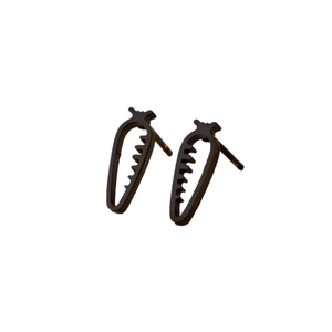 Boucles d'oreilles carottes en acier inoxydable noir présentées sous un angle de 45 degrés