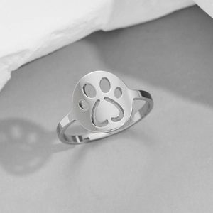 Bague ouverte minimaliste en acier inoxydable argenté avec motif patte de cœur évidé