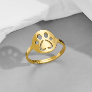 Vue détaillée d'une bague ajustable en acier inoxydable doré avec motif patte ajouré