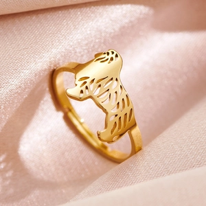 Verstellbarer goldener Edelstahlring mit Tier-Silhouette auf glänzendem Satin