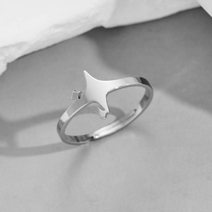 Bague ouverte en acier poli avec motif étoile polaire sur socle en pierre naturelle